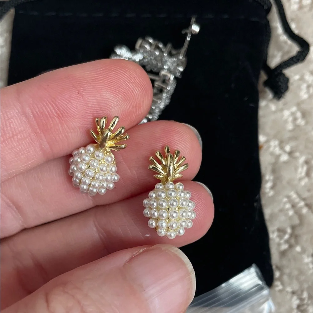 🖤5/$25 Gold and White Pineapple mini Pearl Earrings